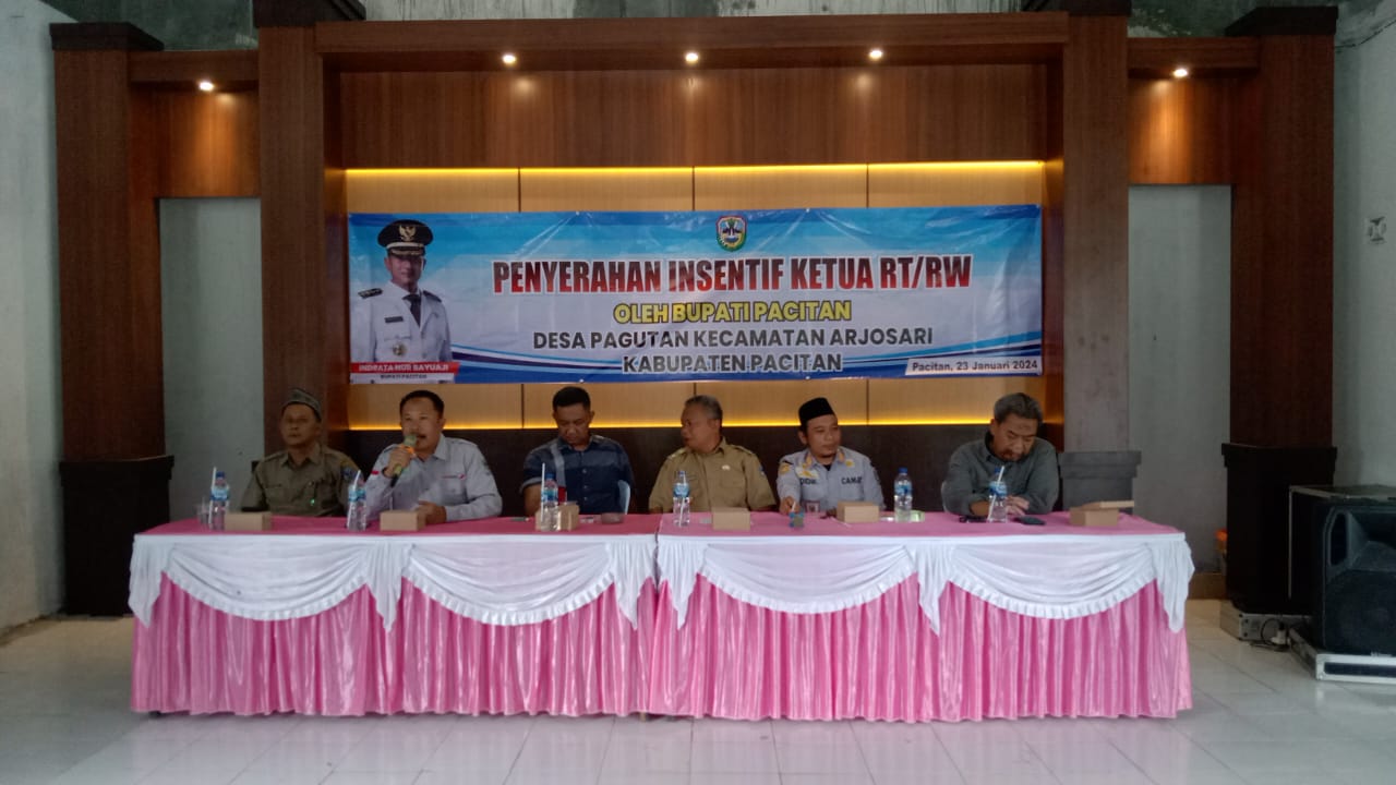 Penyerahan Bantuan Keuangan Insentif Ketua RT/RW Desa Pagutan Tahun 2024 oleh Bupati Pacitan